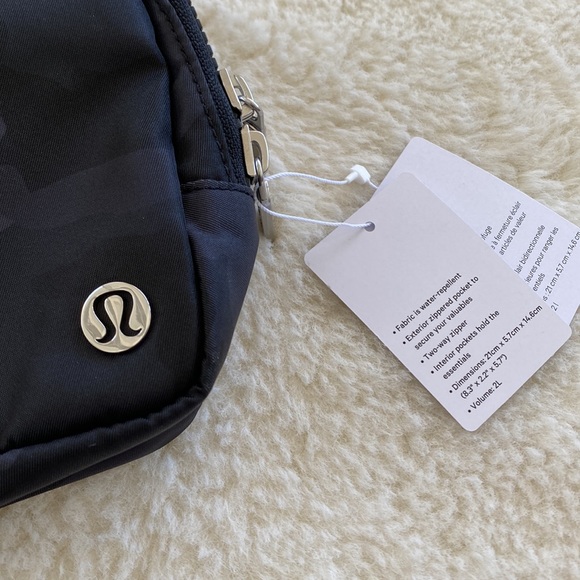 ❤️ Lululemon Large Everywhere Bag in Heritage 365 Camo Deep Coal Multi NWT - Picture 3 of 5